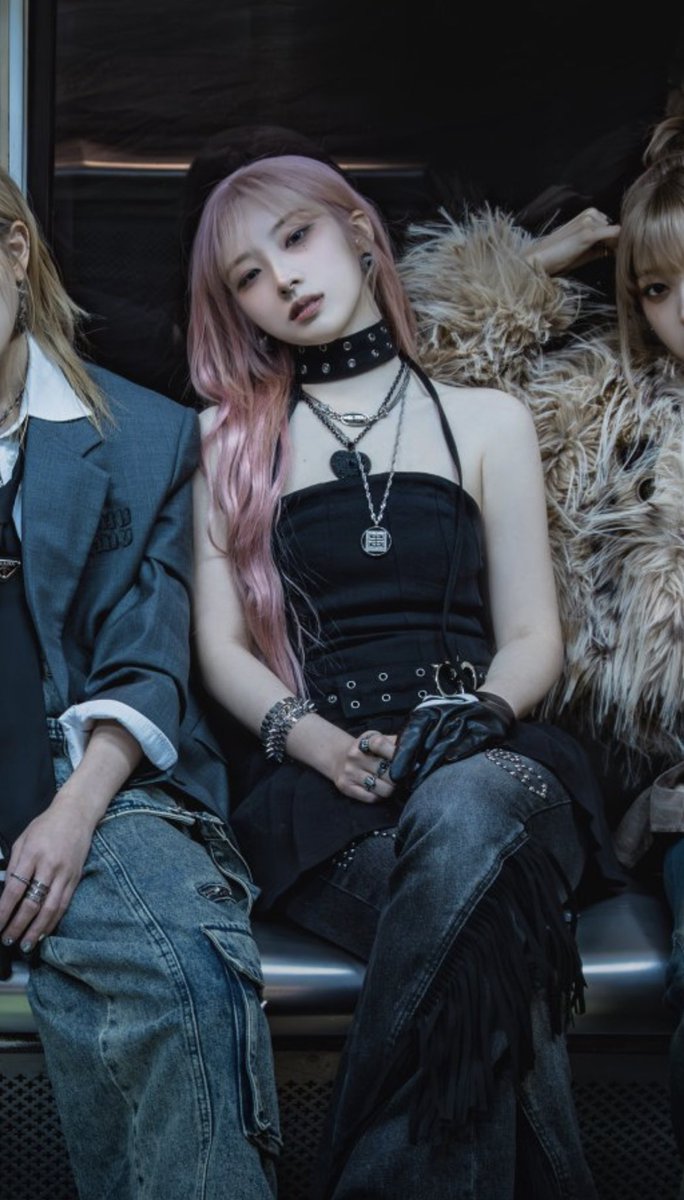 picsofhaseul's tweet image. introducing ARTMS HaSeul