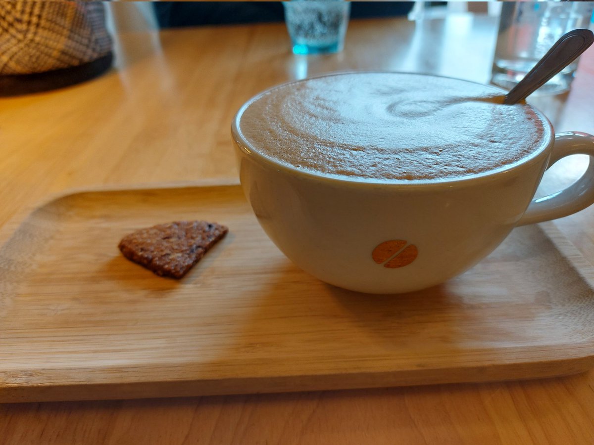 Vanavond geen Wie is de Mol. Even afkicken. Tot mijn verrassing heb ik een topito bij mijn koffie. #widm @HetLokaalBV