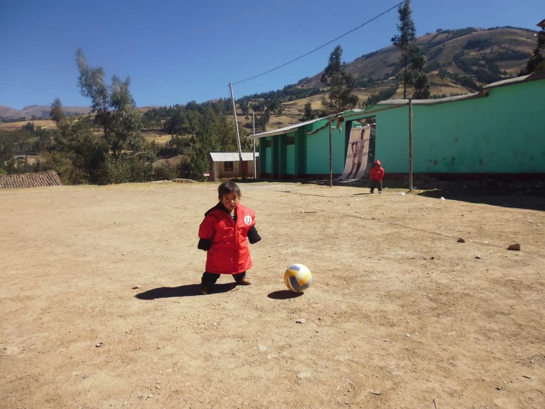 Sunqucrema's tweet photo. Asocio al fútbol con la amistad. Siempre me reúno con un grupo de amigos para jugar - Fontanarrosa

Ya te sumaste al partido por la recreación #Tiyakuy? 🎒⚽️

📸 Qhatay Ayacucho 2017 https://t.co/4FRrBeR9RT