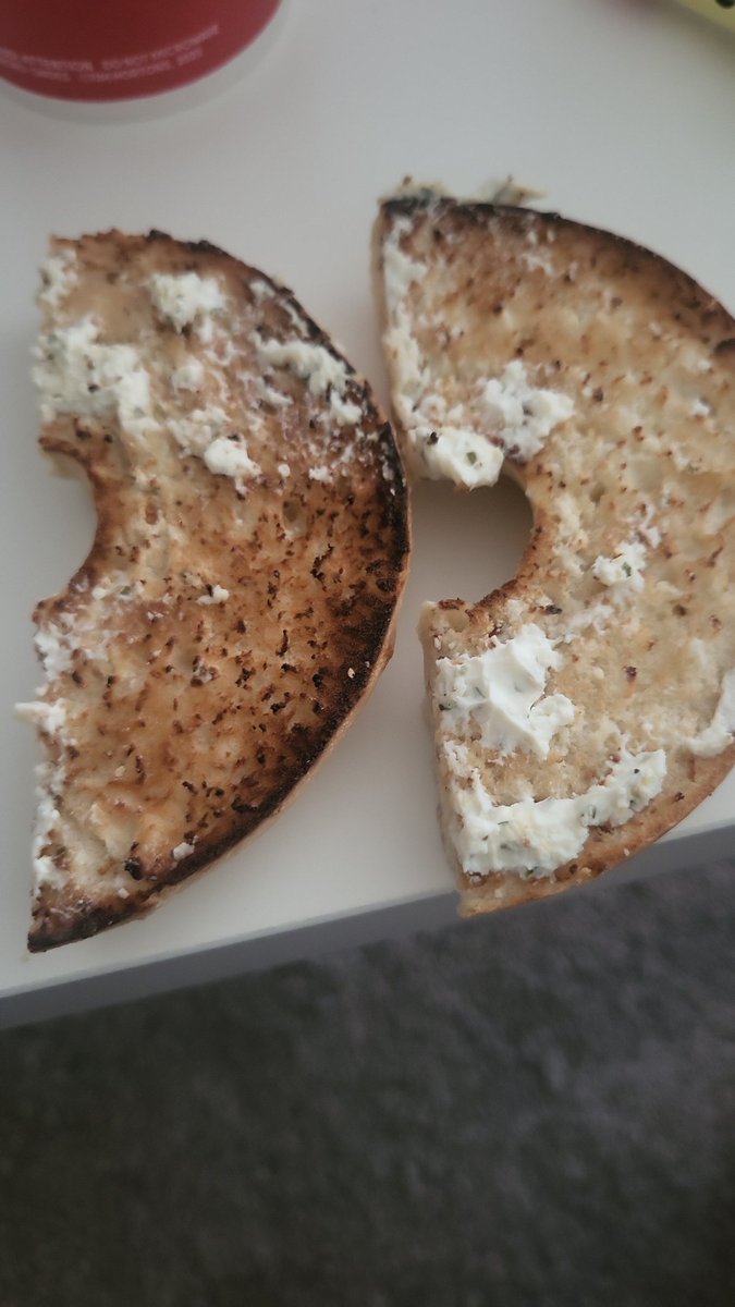 Wow paid 2 bucks extra for cream cheese. Pretty sure that worker mailed that in smh 🤣 <a href="/TimHortons/">Tim Hortons</a> #sucks