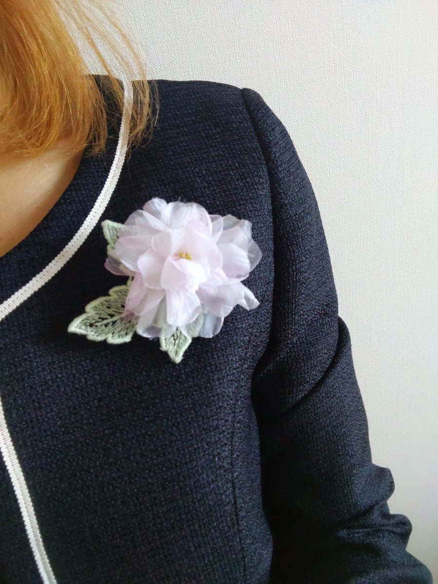 chechetoohirune's tweet photo. @MeAlice_kinari さまの布花ブローチ
今日のために秋のデザフェスで購入したもの♡卒園式でした。
ふわふわ柔らか八重桜がとっても素敵！ https://t.co/OTTimS3Isu