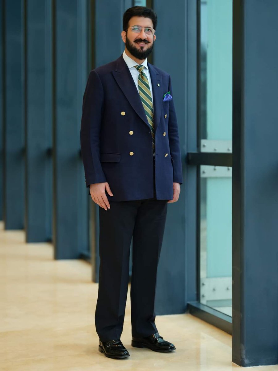 عالِم آب و خاک و باد! سِرِّ عیاں ہے تُو کہ مَیں
وہ جو نظر سے ہے نہاں، اُس کا جہاں ہے تُو کہ مَیں

وہ شبِ درد و سوز و غم، کہتے ہیں زندگی جسے
اُس کی سحَر ہے تو کہ مَیں، اُس کی اذاں ہے تُو کہ مَیں

کس کی نمود کے لیے شام و سحر ہیں گرمِ سَیر
شانۂ روزگار پر بارِ گراں ہے تُو کہ مَیں