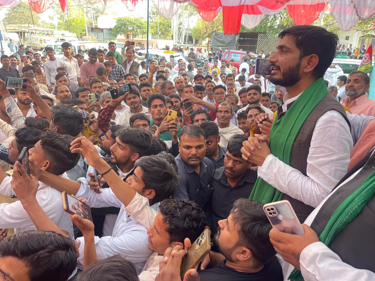 shivpalsinghyad's tweet photo. यूं बट के बिखर गया हूं इस शहर में,
हर शख़्स में अपना अक्स पाऊं,
आवाज़ जो दूं किसी के दर पर,
अंदर से भी ख़ुद निकल के आऊं...

बिसौली, बदायूं... https://t.co/QR2RI6FXqV