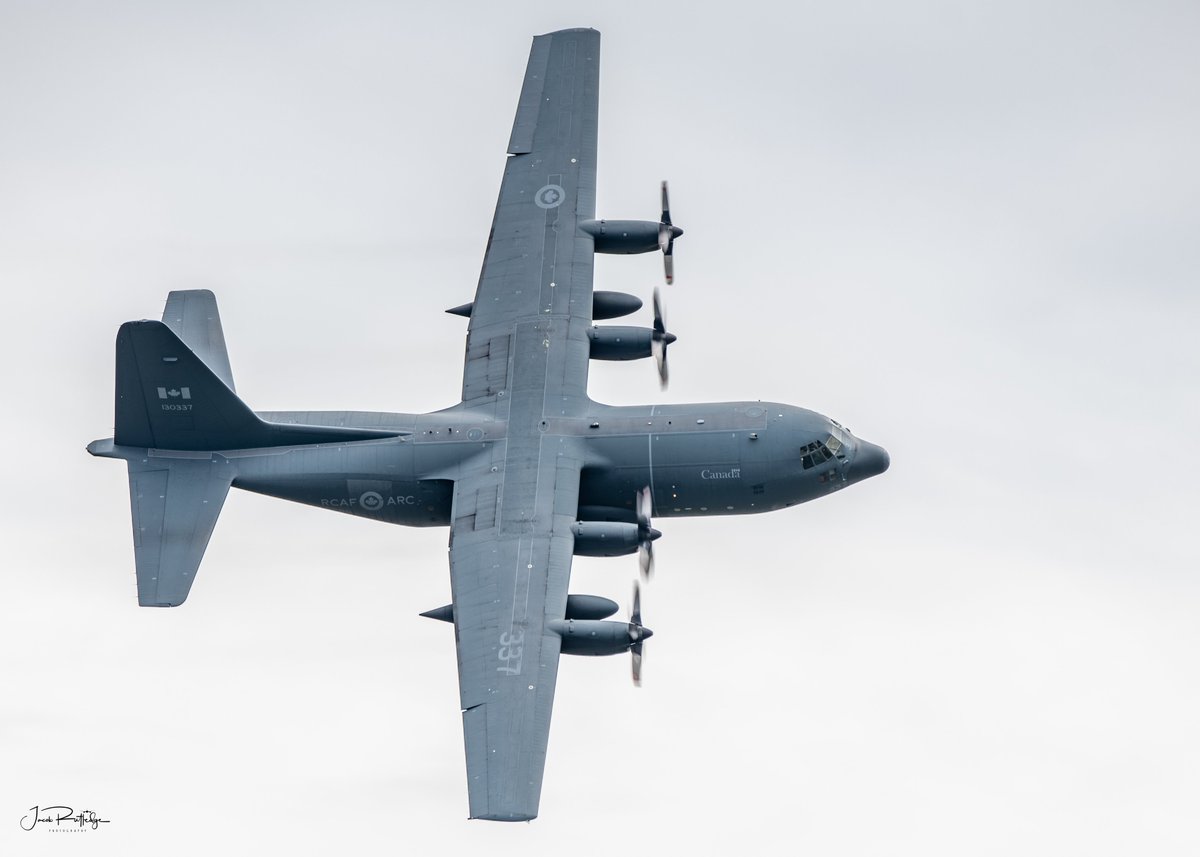 jmrutl01's tweet photo. Thunder Over Louisville 2019 was the year of the Hercules. I loved seeing the many variants, branches, and countries represented. 

#thunderoverlouisville 2024 is just 35 days away

#hercules #avgeek #c130 #louisivlle #flylouisville #Lockheed #aviation #kyang #airshow #cc130h https://t.co/REM025hone