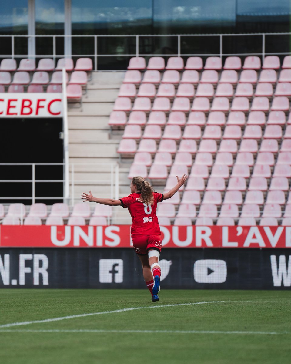 🔝 LA VICTOIIIIIRE DU DFCO À BORDEAUX !

Un coup franc direct de Léa Declercq, un contre conclu par Klaudia Jedlinska et Dijon s'impose chez un concurrent direct pour prendre huit points d'avance sur la zone rouge 😍 #FCGBDFCO