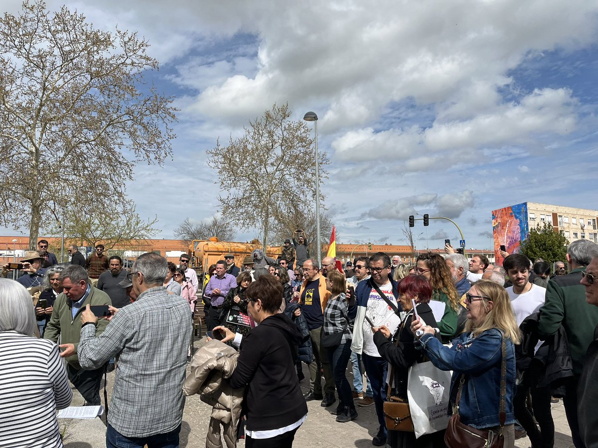fafayala's tweet photo. Homenajeando en Cáceres a las víctimas del franquismo: toda una Dictadura reprimiendo hasta el final! #MemoriaDemocratica @JoseBelloSLPS @BelenFCasero @CerrattoPaco @ricardoutrera https://t.co/zNpoJMnoRm