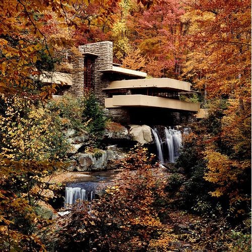 A quick thread on great modern/postmodern buildings that rival any historic buildings. I purposefully chose less well-known buildings/architects other than the typical ones, like Fallingwater by Frank Lloyd Wright shown below. Let's begin with a little history.