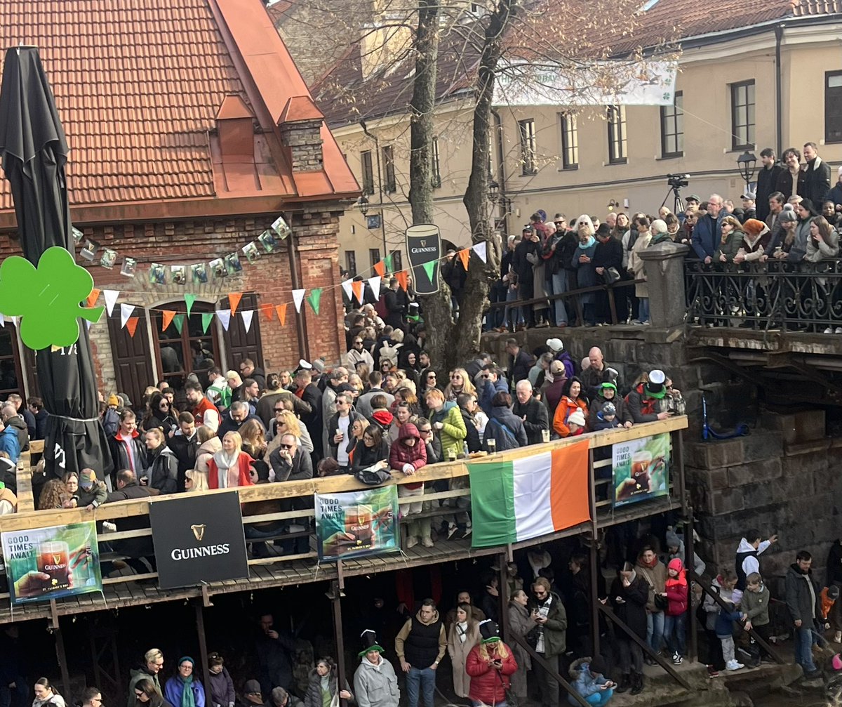 C’est parti pour la délocalisation de la spé presse écrite / Multimédia à #Vilnius ! Réalisation du prochain magazine <a href="/VisoMag/">Visó Magazine</a> de l’<a href="/IjbaOfficiel/">IJBA</a> sur la #Lituanie. Voici notre première conférence de rédaction avec aussi <a href="/MVitureau/">Marielle Vitureau</a> #journalisme