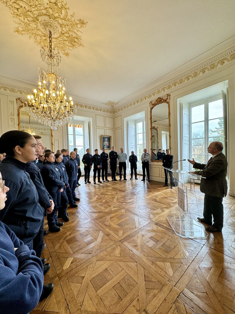 Prefet72's tweet photo. 🤗 M. le préfet a pris plaisir à échanger avec les 30 cadettes et cadets présents.

🤝 Nous adressons nos meilleurs vœux de réussite à ces jeunes dans l’accomplissement de leur mission d’intérêt général. https://t.co/tV04eAgGnc