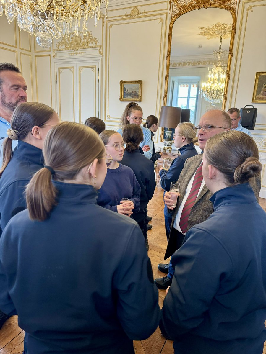 Prefet72's tweet photo. 🤗 M. le préfet a pris plaisir à échanger avec les 30 cadettes et cadets présents.

🤝 Nous adressons nos meilleurs vœux de réussite à ces jeunes dans l’accomplissement de leur mission d’intérêt général. https://t.co/tV04eAgGnc