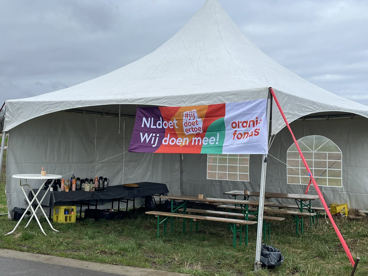 KnotploegDuiven's tweet photo. #NLDoet vandaag! Ons pareltje aan de Laarstraat verder opleuken! Natuurlijk met burgemeester Hieltjes @GemeenteDuiven @NLDOET @SLGelderland @DuivenBeleven Dat alles onder ideale omstandigheden! https://t.co/dbYzCByHNI