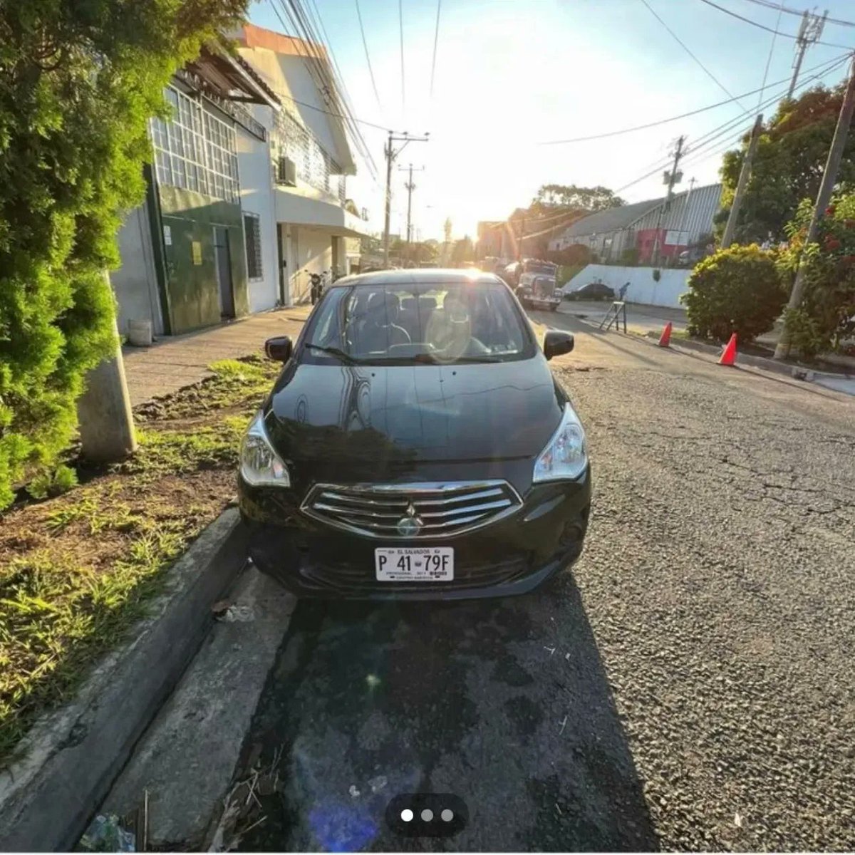 todomotorsv's tweet photo. #DenunciaCiudadana | Ciudadana busca su vehículo dado en alquiler hace 8 meses 🇸🇻

“Buenas tardes Todo Motor.

Quiero solicitar su ayuda🙏🏻 estoy buscando este vehículo de mi propiedad es un Mitsubishi Mirage G4 2019 color negro.

Hace 8 meses lo di en alquiler pero desde esta semana la persona ya no hizo efectivo los pagos, lo buscamos para que nos respondiera por el pago o nos devolviera el vehículo, en esa búsqueda nos dimos cuenta que esta persona había sido capturada supuestamente por estafa… lo cual re confirmamos en la fiscalía, no se sabe qué ha sido de vehículo y ya interpuse una denuncia, por lo que les pido su ayuda si lo han visto puedan comunicarse urgentemente al 6112 4243”

¡Compartan urgente , hoy por mi y mañana por ti!