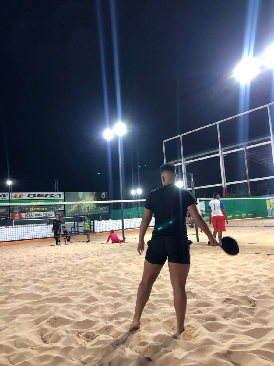 LostBullet2701's tweet photo. Ir al beach tenis con el grupito de la universidad es otra curita para el corazón ❤️ https://t.co/Y8ZSrWlaPq