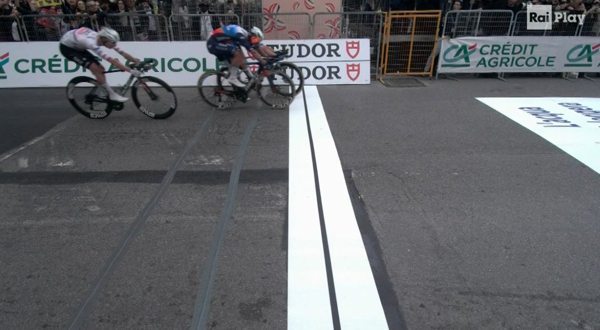 GreenEDGEteam's tweet photo. 🇮🇹 #MilanoSanremo 

Heartbreak 💔

But we are so PROUD! https://t.co/OqwXFuVjfU