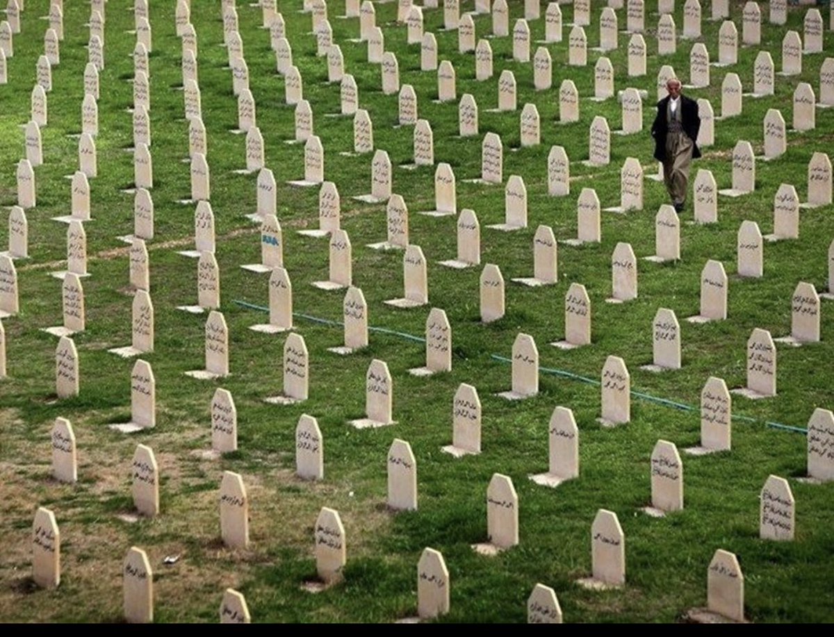 Bugün Dünyanın sadece seyirci kalmakla yetindiği,Halepçe katliamının yıldönümü. Kimyasal silah kullanılarak 7 bin Kürt vahşice katledildi. Yaşamını yitirenleri saygıyla anıyoruz.
#HalepçeKatliamı