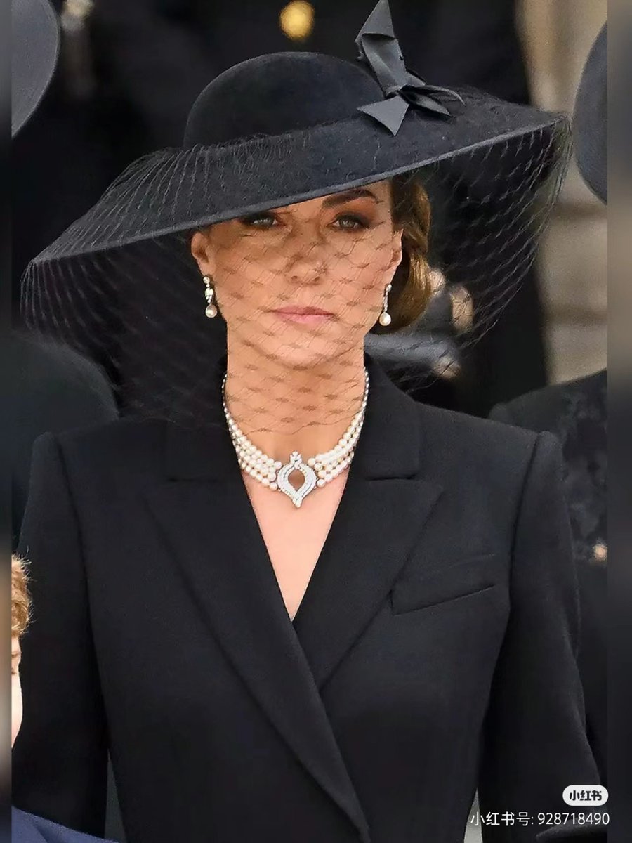 #威廉王子 在与孩子们一起做饼干时口吻轻松地提到了 #凯特王妃 ，“我妻子很有艺术气质。”威廉边做饼干边补充称，“甚至我的孩子们都比我有艺术气质。”
网友说威廉王子好像在谈论去世的母亲一样，语气冷静的吓人😮
#KATE #凯特王妃 #DuchessofCambridge
#PrinceWilliam #Rose