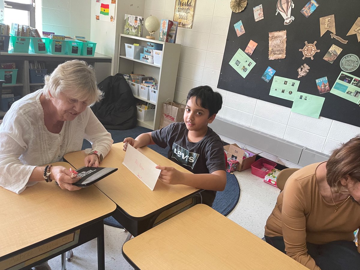 MTL_CS_Depetris's tweet photo. Grandpal visit!! We planted together to celebrate the beginning of Spring!🌸🌻🌼
#CSTogetherIsBetter
#ThirdGradeThinkers https://t.co/I6seExevM1