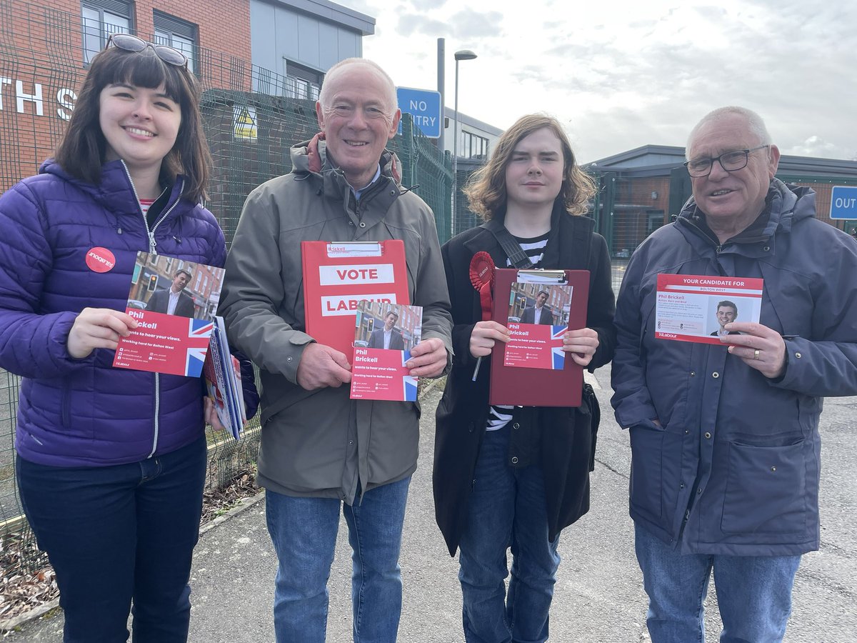 A fun morning with Manchester Labour friends @bernardstone and Richard (and Sam from Westhoughton!) in Heaton, Lostock & Chew Moor for @Phil_Brickell - we also had lovely views of Winter Hill! #labourdoorstep #Win24