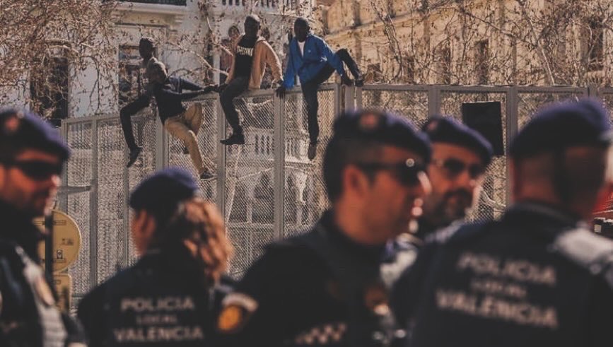 perefuset's tweet photo. Si les #Falles són l’art de plantar sàtira per a cremar les injustícies esta escena del gran @escif_ feta volum pel mestre @pere_baenas és senzillament una incómoda genialitat. Pensada per aquella falla de 2020 #AçòTambéPassarà s’ha pogut rescatar per fi per a este 2024. https://t.co/HTf3jf0rPV
