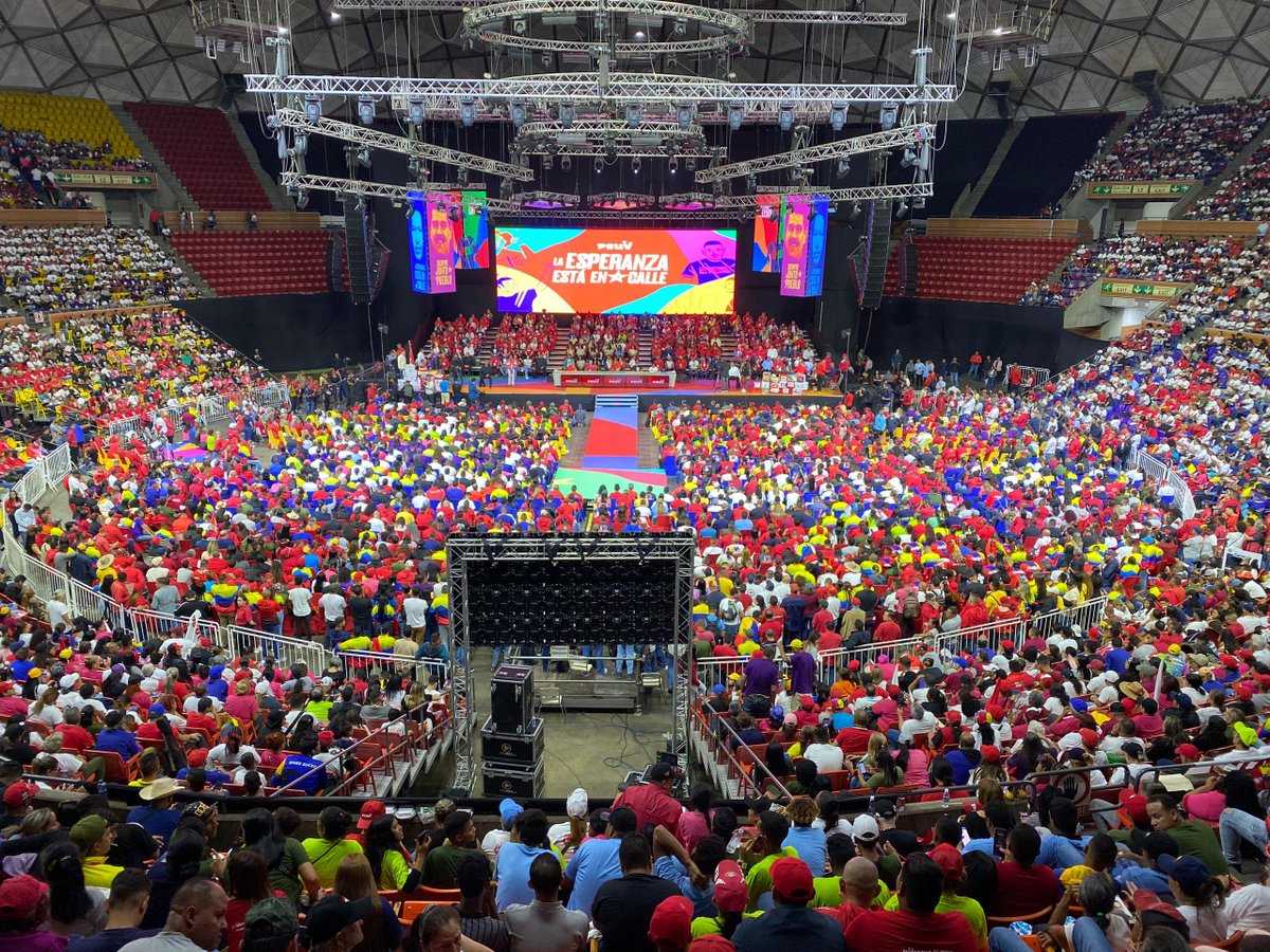 #FOTOS 📸📸 A la militancia del PSUV lo mueve ese sentimiento que surgió de la mano del comandante, Hugo Chávez y hoy es continuado por nuestro candidato, @NicolasMaduro #ElQueVaEsNicolás