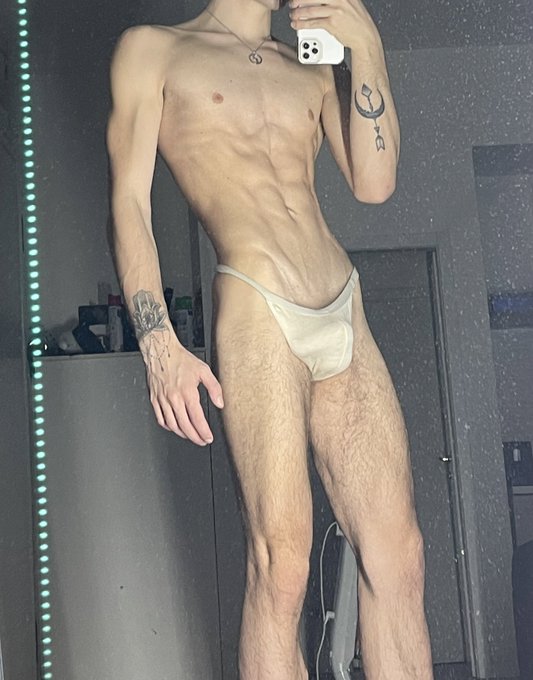 1 pic. Officially beat my eating disorder ? https://t.co/i6CxaEX6Rm