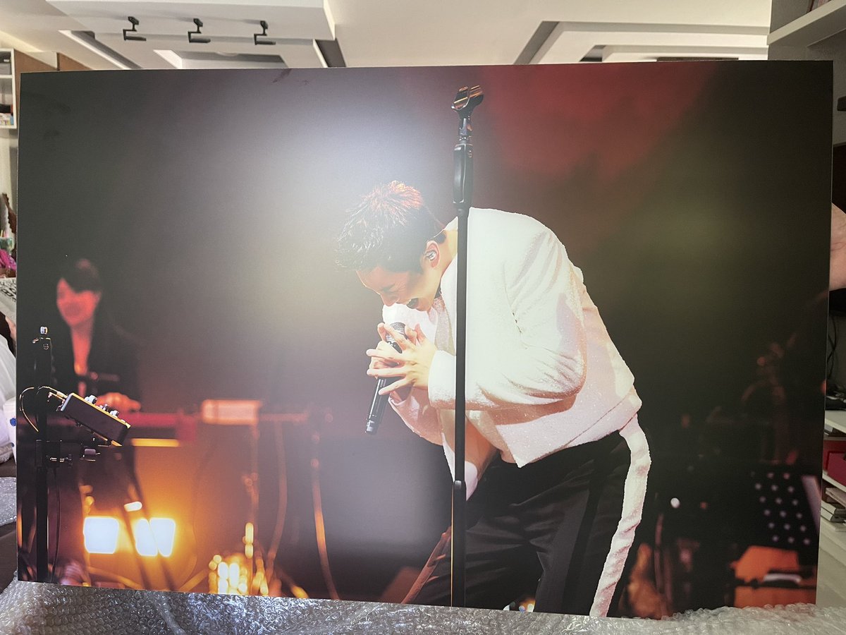 We4LSG's tweet photo. So this is the photo I bought from #LeeMind exhibit. Thanks to my ever supportive hubby for helping me in unboxing and installing it in my #SeungGiCorner.
Just realized that we put it in a place where I can see him before I sleep & after I wake up.🥰
#LeeSeungGi #이승기 https://t.co/Wp0B4Qm7WL