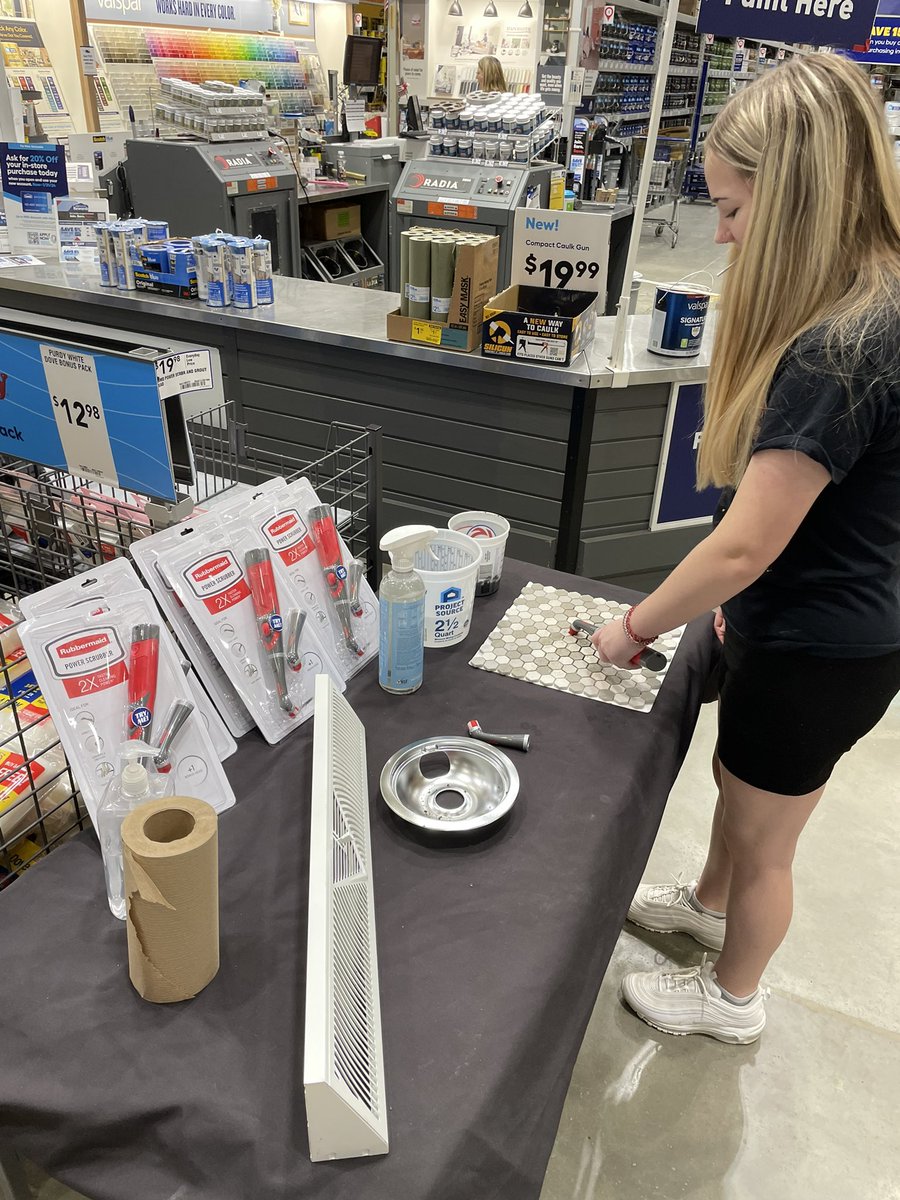AmberMASM2217's tweet photo. Check out the Rubbermaid Power Scrubber, it helps you deep clean all those hard to reach places in your home. Great for cleaning in the kitchen and bathroom!! #r1demos @BrianLowes2217 @som2to @BenitoKomadina @kennygrimsley https://t.co/Yb6uCjv7fz
