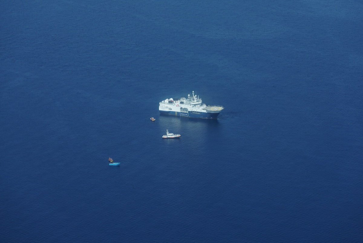 🔴 La cd guardia costiera libica ha tentato di impadronirsi con la forza di un gommone <a href="/MSF_Sea/">MSF Sea</a> in acque internazionali, per catturare e respingere le persone soccorse a bordo. Continuano violenze e violazioni diritti umani nel Mediterraneo. Quanto ancora con sostegno 🇮🇹 e 🇪🇺?