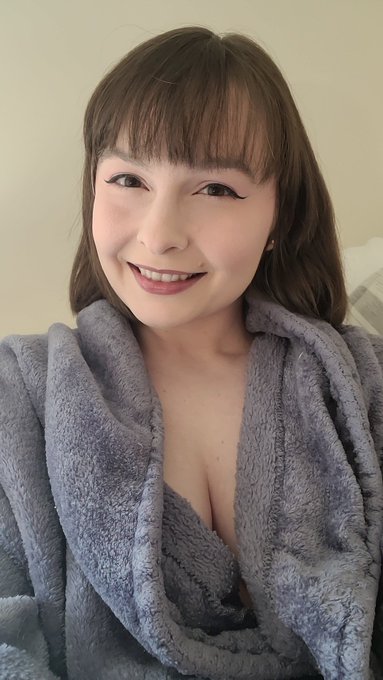 Getting ready for my stream! See you all soon!! 💕 https://t.co/tR5wqiiHIX