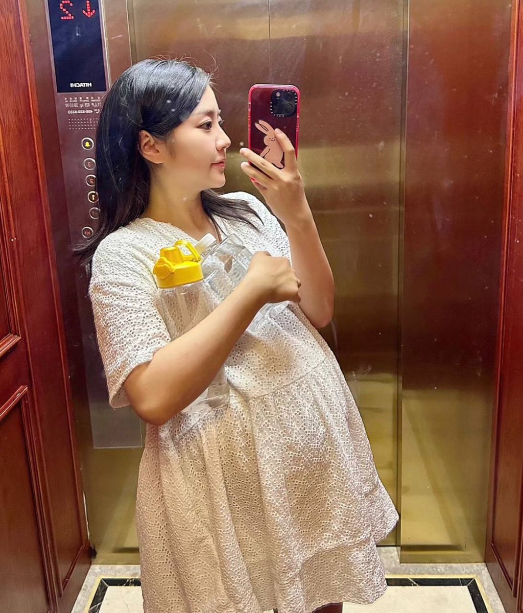 MIstRrss618's tweet photo. 怀孕7个月的时��拍的，肚子已经逐渐变得明显，乳晕还没这么大，水嫩水嫩的，唯一的变化就是奶头经常突起，下面变得非常敏感，在洗澡的时候忍不住拍了张自己的乳房，跟粉丝飞机聊天时听说肏孕妇能够转运这是真的不🤣敏感的体质稍微摩擦一下水都好多，生育过的女人你还会喜欢吗？ https://t.co/RG1LZ9EGAu