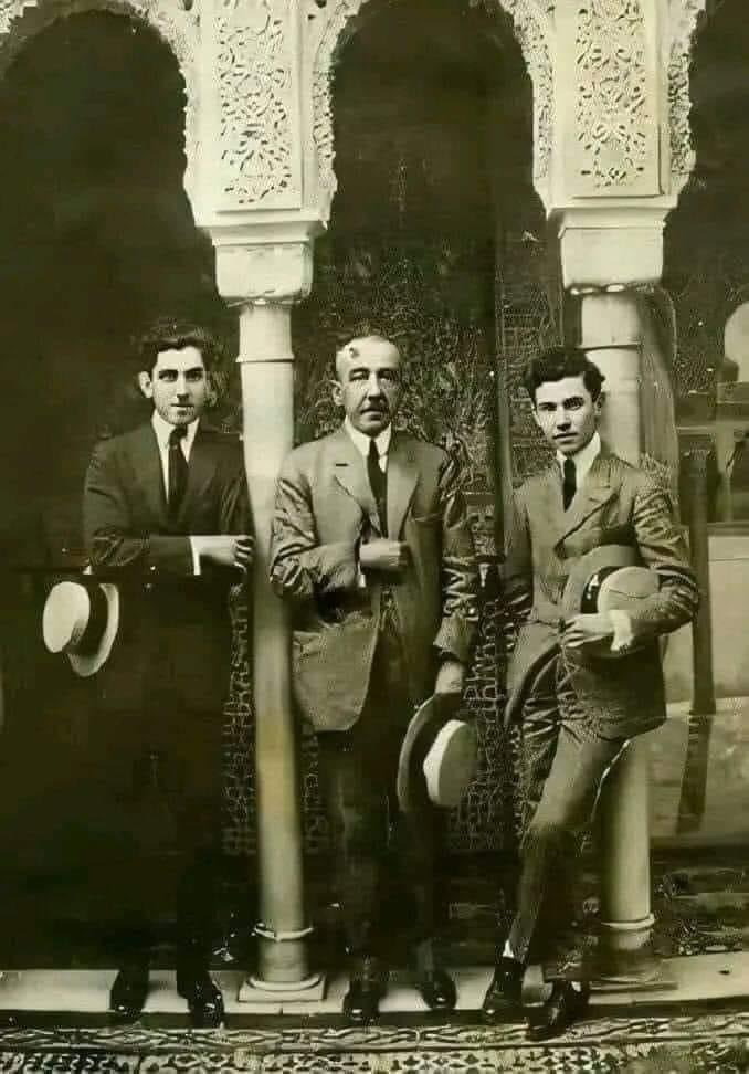 لولا دمشق لما كانت طليطلة 
ولا زهت ببني العباس  بغدان

آمنت بالله  واستثنيت  جنته
دمشق روح وجنات وريحان

أدب_المنفى
الصورة لأمير الشعراء أحمد شوقي في منفاه بأسبانيا مع ولديه سنة 1916