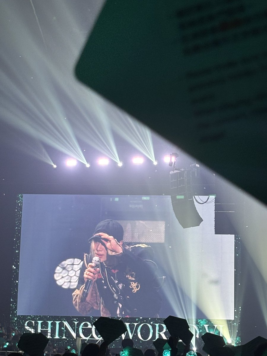 슬로건 이벤트 3번에 놀란 멤바들 
🐹/🐱/🦊/🦔: 앞뒷면이야? 뒤집어줘! 다 다른 슬로건이네! 우와! 
🐥: 진짜? 뭐라 써있엉? 멘트가 다 다르구낭
🐿️: 🥹 (감동)
거의 모자에서 손수건 뽑는 마법사 마냥 슬로건 뽑았어영 
<a href="/SHINee_Crossing/">샤이니 코로싱🇭🇰💎SHINee Crossing HK</a> 💕 감사합니당

#SHINee_WORLD_VI_in_HK