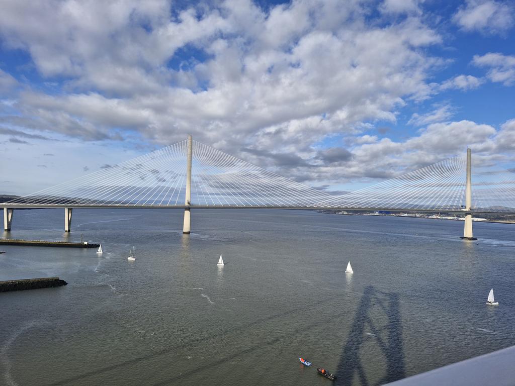 purdie1305's tweet image. 20 (miles) Along the Forth this morning with @blastrunning - fantastic event and super friendly and supportive. Longest run ever! Powered by #activeroot #flanci and @yhrfpod. Tad hilly at the end 😉. 🙌to Mr S too @SteedGrahame and @tcoley1976 on auntie duties 💜 #forthbridge