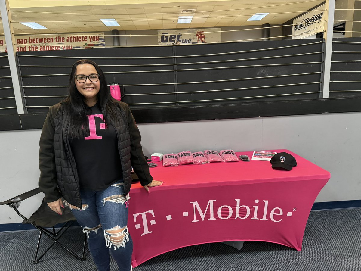 Hanging out at Tri Town Ice Arena home of the @nhmountainkings today with @caloise88 ! T-Mobile ❤️’s Hooksett NH!