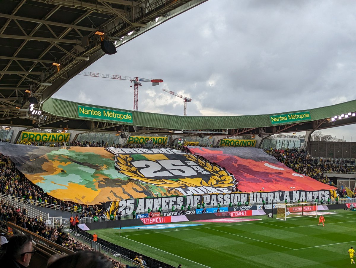 MeteoFootMaps's tweet photo. 🔥 Les 25 ans de le Brigade Loire ! Magnifiques Tifos !

Plusieurs tifos réalisés, un post arrive avec tous les Tifos ! 

GÉANT !

(@AlexisBrams) #FCNRCSA
#Ligue1
 https://t.co/XdmX7XIiQA