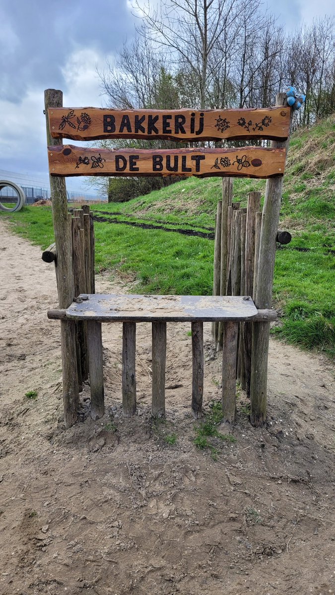 Bakkerij De Bult! Welkom!
Is het geen plaatje? 
Vandaag zijn tijdens de werkochtend op De Bult de nieuwe borden geplaatst door onze #vrijwilligers! De borden zijn ontworpen en gemaakt door zorgkwekerij De Florahoeve 💚
Wij zijn superblij met het eindresultaat! 🤩