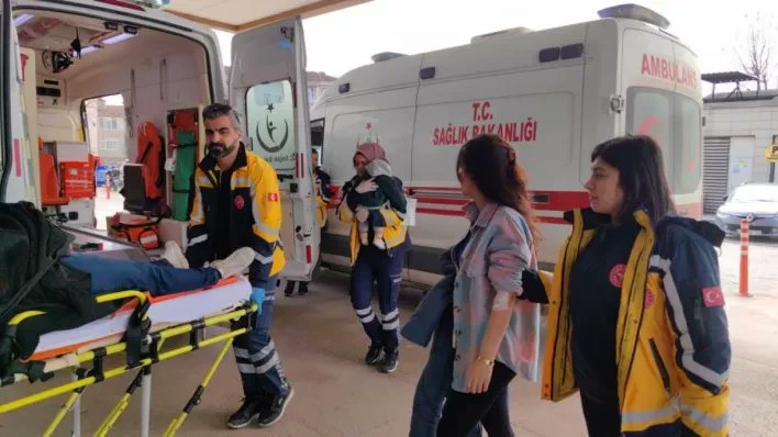 habercomsosyal's tweet photo. Bursa'nın İnegöl ilçesinde bir otomobil ile minibüs çarpıştı. Kazada 1'i bebek, 4 kişi yaralandı.
https://t.co/k7OfWpJXnV
#haber #sondakika #bursa #inegöl #kaza #trafikkazası #3sayfa #özelhalkminibüsü #otomobil #yaralı #hamidiyemahallesi https://t.co/HlH5mfzom0