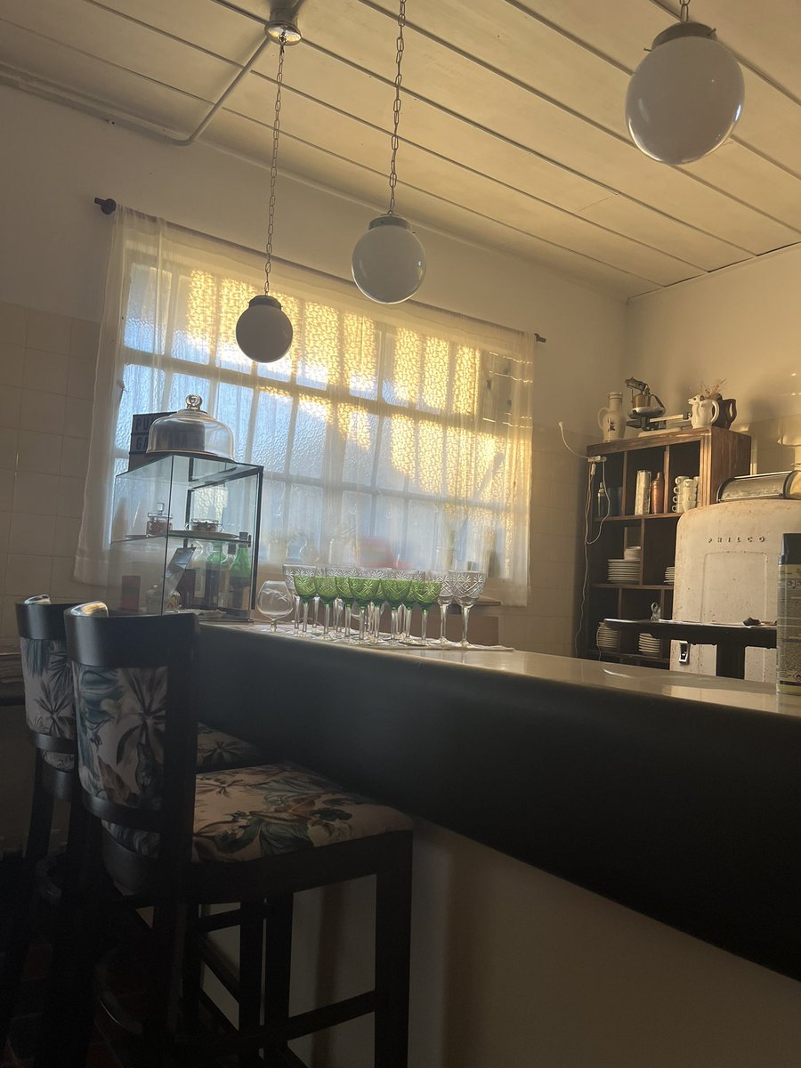 Hoy nos vamos a pintar un mueblecito y tratar de impermeabilizar mejor nuestro techito! Faltan menos de 2 semanas para nuestra apertura!