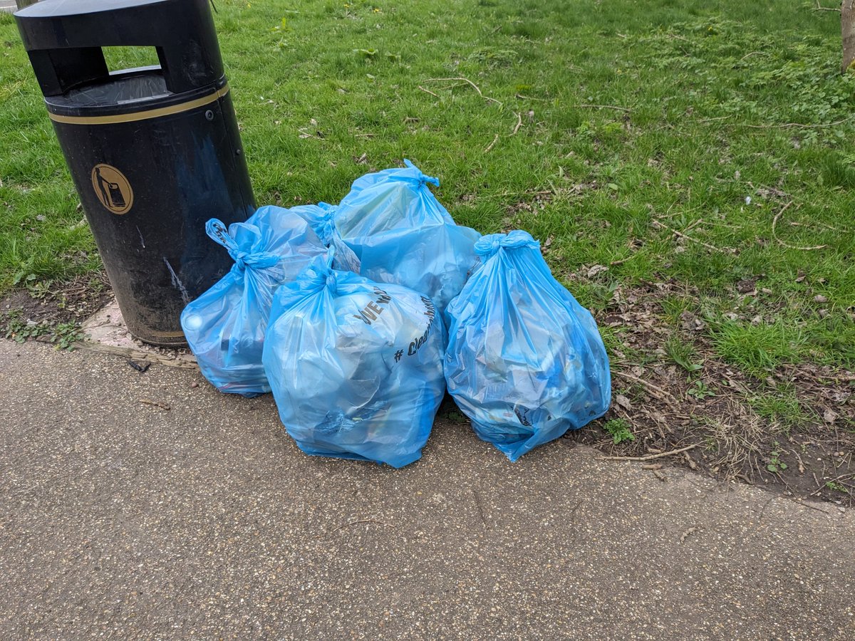 Members of the residents group completed 1.5 hours of  litterpicking -  5 bags of litter. Time well spent working to tidy up Cotterills Lane Recreation Ground.
#keepbrumtidy #community #litterpick 
#GBSpringClean