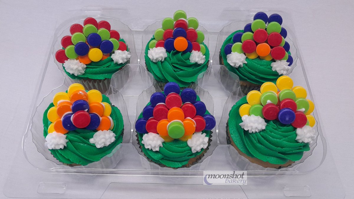 Candy rainbows lead the way to a pot o'gold (buttercream) inside these vanilla cupcakes. Feeling lucky? 
.
.
.
#moonshotbakery #cupcakes #buttercreamfrosting #candystore #candy #royalicing #rainbowsprinkles #potofgoldattheendoftherainbow #baking #stpattysday #stpatricksday2024
