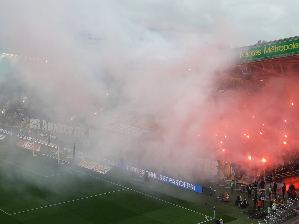 iciloireocean's tweet photo. 🔰🔥 Le #FCNantes dans le brouillard après l'ouverture du score rapide de Strasbourg à la Beaujoire, ce qui n'empêche pas la Brigade Loire de continuer à fêter son 25e anniversaire. #FBSport #FCNRCSA #Ligue1 https://t.co/oMbRE3fbEB