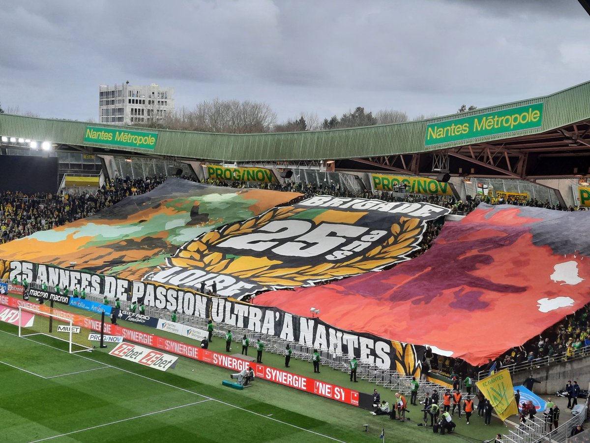 iciloireocean's tweet photo. 🔰🔥 Le #FCNantes dans le brouillard après l'ouverture du score rapide de Strasbourg à la Beaujoire, ce qui n'empêche pas la Brigade Loire de continuer à fêter son 25e anniversaire. #FBSport #FCNRCSA #Ligue1 https://t.co/oMbRE3fbEB