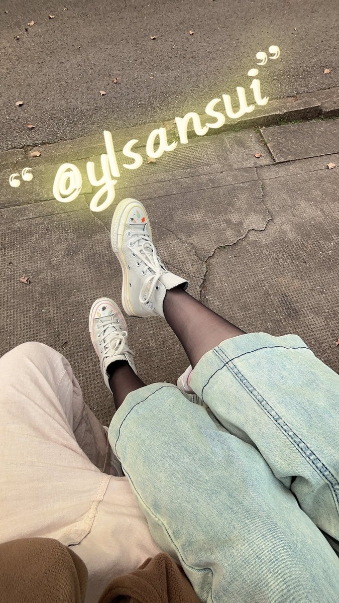 我在家里开视频会议，他俩去游玄武湖。早上出门穿戴整齐，一转眼内裤袜子全没了，裤子里面光穿了条黑丝。。。天都黑了才回来，湖里水草缠住你俩啦？