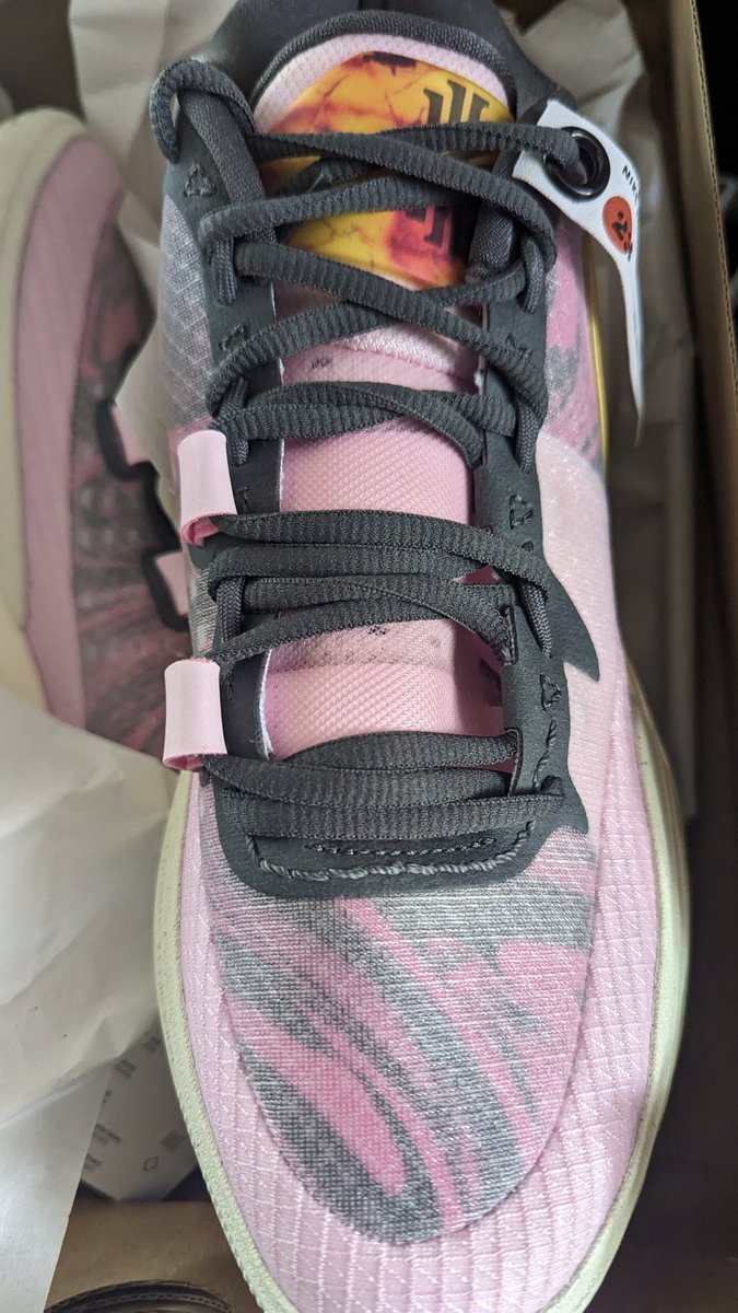 LuisLim31's tweet photo. @stockx come on stockx, i need you to add these to your site...#kyrie #kyrie8 https://t.co/BEqBS8wUNX