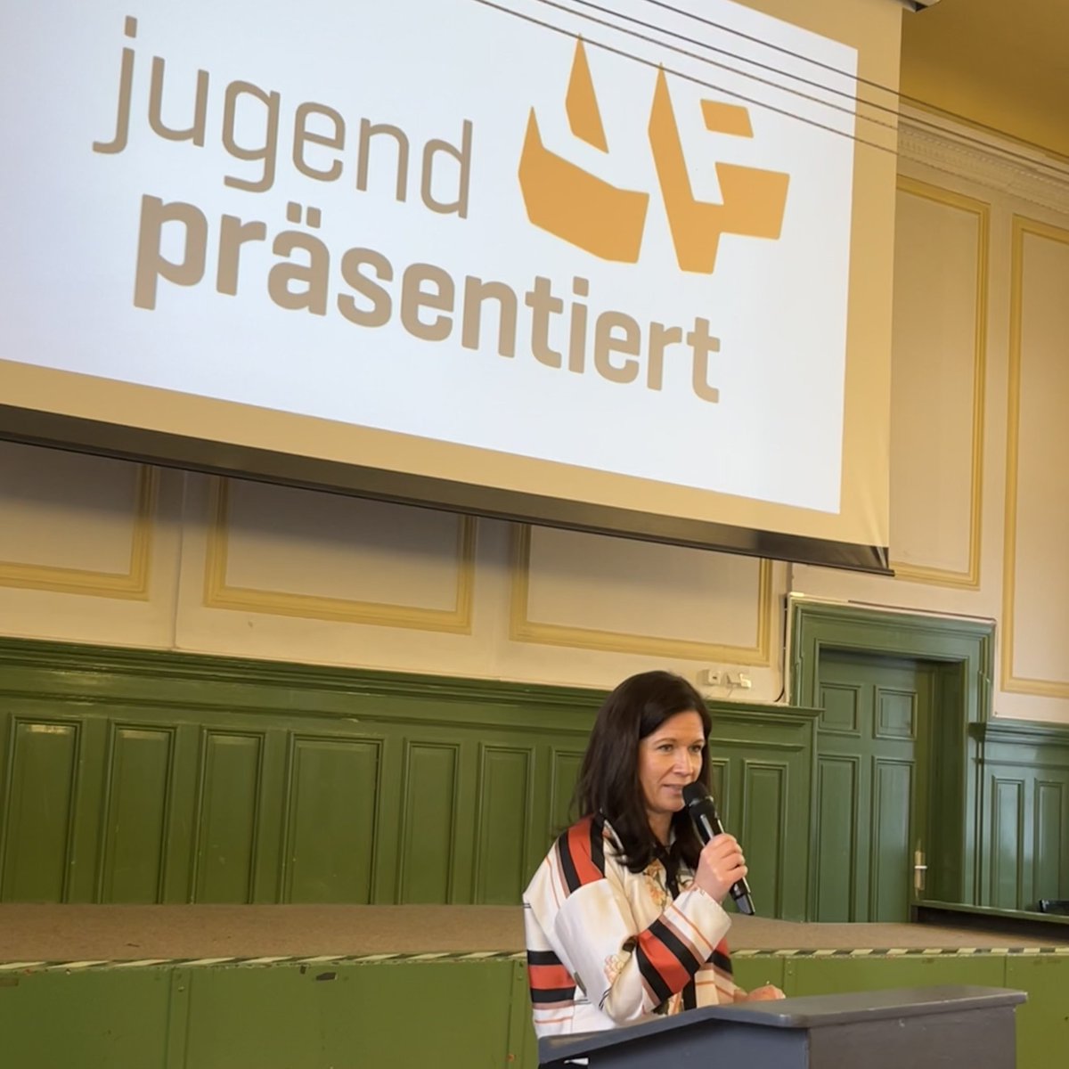 „Als ehemalige Chemielehrerin habe ich eine besondere Beziehung zu den MINT-Fächern. Deshalb freut es mich, so engagierten wissenschaftlichen Nachwuchs begrüßen zu können, der sein Wissen auch gut kommunizieren kann. Ich drücke die Daumen fürs Bundesfinale“, so Günther-Wünsch.2/3