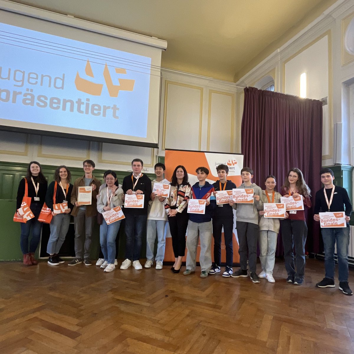 Neben Landessieger Jasper Matthiessen vom Käthe-Kollwitz-Gymnasium werden folgende Schüler/-innen am Bundesfinale teilnehmen:  Johann Ahnert, Anio Rauwolf,  Sophia Bianca Ha Anh Do und Dang Lin, Mato Schiefer, Tony Nguyen und Nathanael Rinke sowie Frederic Grégoire. 3/3