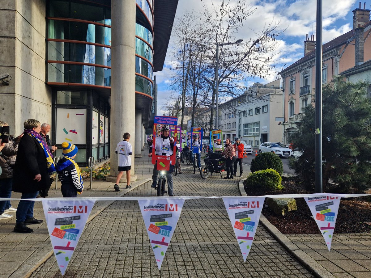 paysmontbeliard's tweet photo. Top départ de la parade à vélos de #PaysdeMontbeliard Agglomération 🚲🏁🌈 📍 Elle fera d’abord une halte au Conservatoire pour son inauguration.
📍 Ensuite, direction l’Axone pour la cérémonie d’ouverture de l’année Capitale française de la culture 2024 ! https://t.co/1qTBMVUX0X