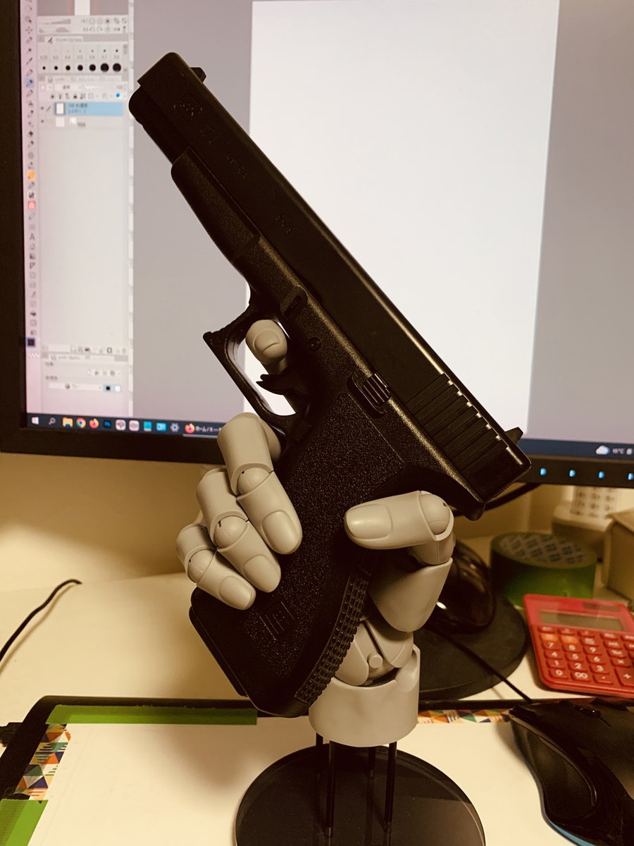 ハンドモデルに銃を握らせてるときの気持ちです 