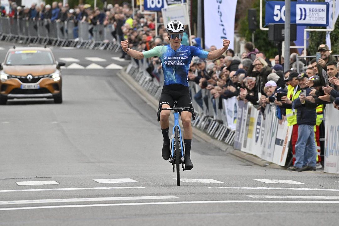 Encore plus beau avec les bras levés, ce nouveau maillot ! 🤩 Tir groupé de l’équipe puisque Valentin Retailleau termine 7ème et @LabrosseJordan 9ème. // This jersey is even more beautiful, worn by a winning rider. 🤩 Valentin Retailleau finished 7th and @LabrosseJordan 9th.