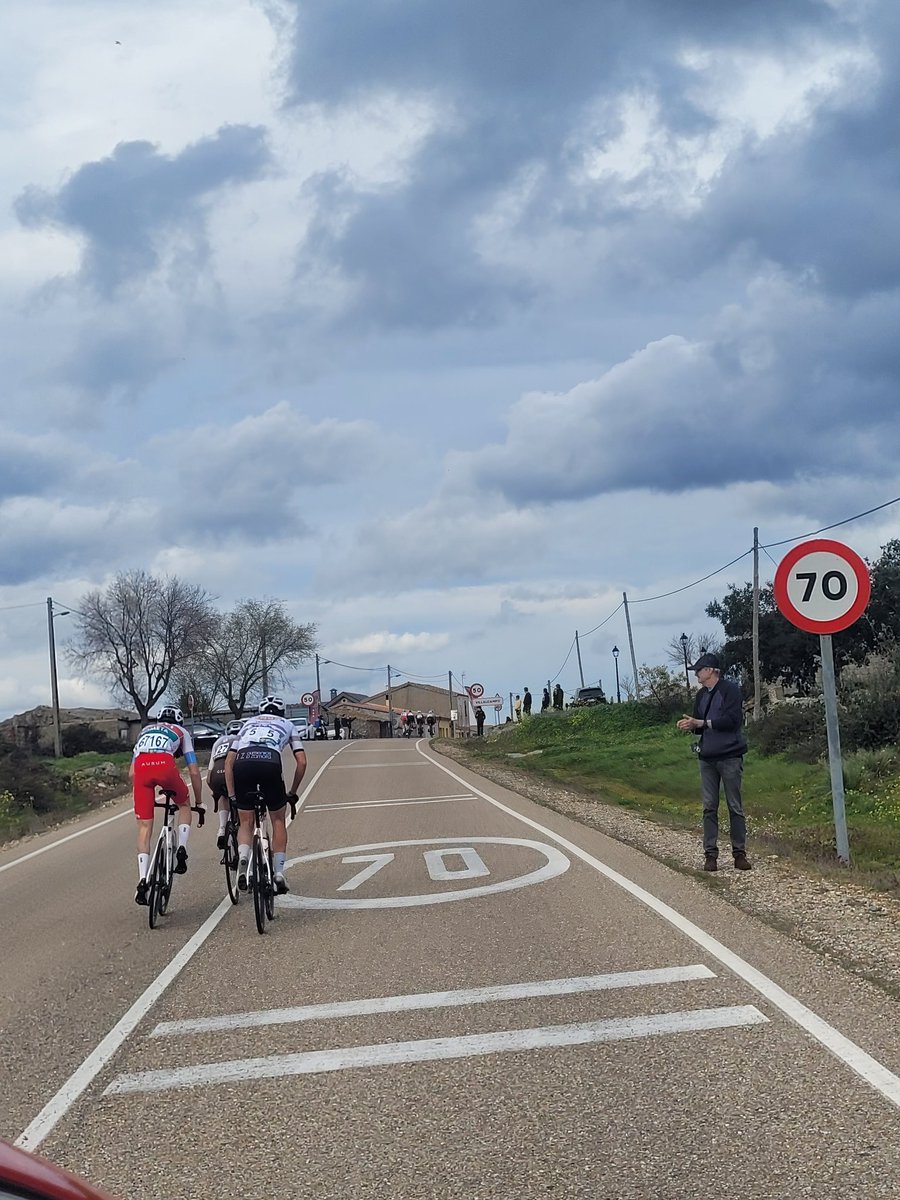 #TrofeoAytoZamora24 km 56. Situación de carrera
🚴‍♂️ Smirnov y Gonov (Paix Ebre), Redondo (<a href="/AvimosaChozasT/">Avimosa Chozas Team</a>) Rey (<a href="/ccpadrones/">Equipo Cortizo</a>) Bessega (@PoltiKometaDEV)
+ 25"
🚴‍♂️ <a href="/oscarrota19/">Oscar Rota</a> (<a href="/ZamoraEnaCyclng/">Zamora Enamora Cycling Team</a>) Lorenzo (<a href="/GsportTeam/">High Level-Gsport</a>) Giuliano (@PoltiKometaDEV) Granados (<a href="/TelcOnClimaOses/">Telco - On Clima - Osés</a>)
+45" pelotón
